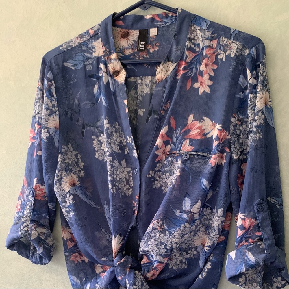 NWOT Kut from the Kloth Blue Floral Sheer Button-Down V neck Blouse M
